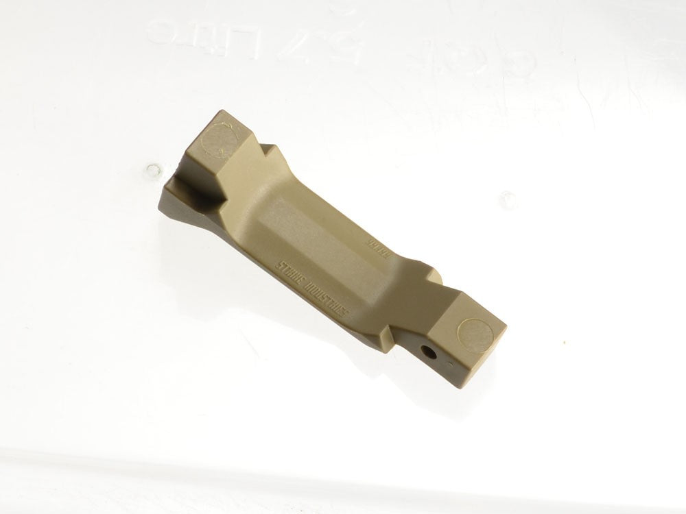 Guardia grilletto Strike Industries Fang Series per AR-15 FDE (Flat Dark Earth), immagine 3 di 3