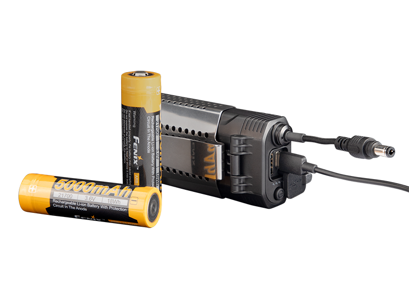 Fenix HP30R V2.0 vano batteria con due batterie 21700