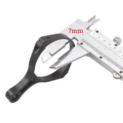 Dettaglio della leva zoom universale Vector Optics in metallo