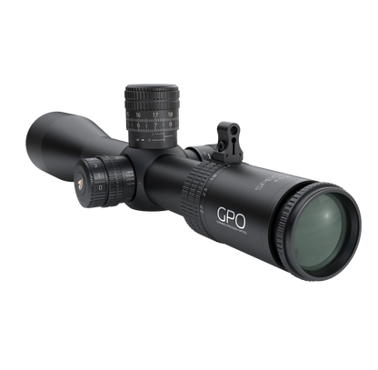 GPO Spectra 6x 4,5-27x50i LR Pro, vista di tre quarti posteriore con torrette e oculare