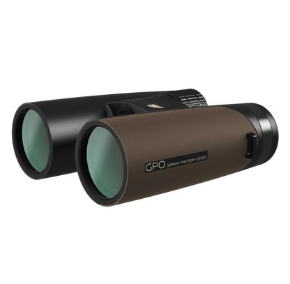 Binocolo GPO Passion ED 10x42 marrone, vista angolata del corpo in magnesio