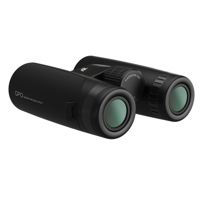 GPO Passion ED 8x42 nero, vista di tre quarti