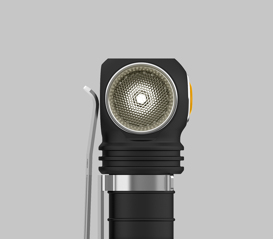 Armytek Wizard C1 Pro Magnet USB luce calda, vista frontale della lente TIR