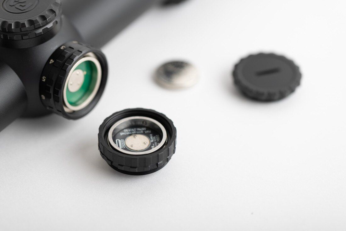 Primary Arms AutoLive Battery Cap - installato sull'ottica