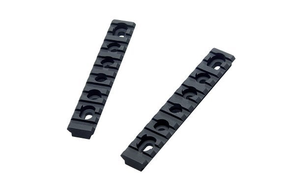 Set di 2 slitte Picatinny UTG MNT-HGR16S per paramano AR-15, M4 e M16, immagine 3