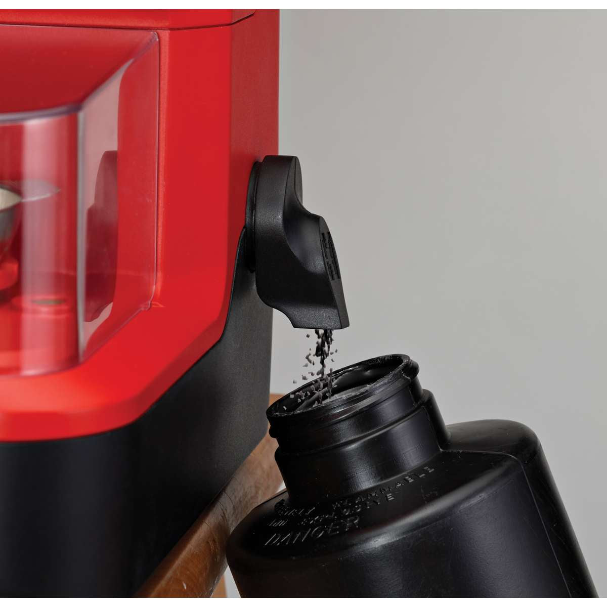 Hornady Auto Charge Pro, dettaglio dello scarico della polvere