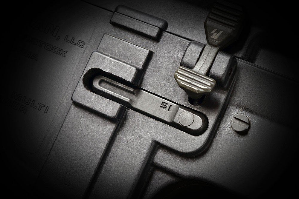 Strike Industries Magazine Catch sgancio caricatore per AR-15, FDE, dettaglio 3