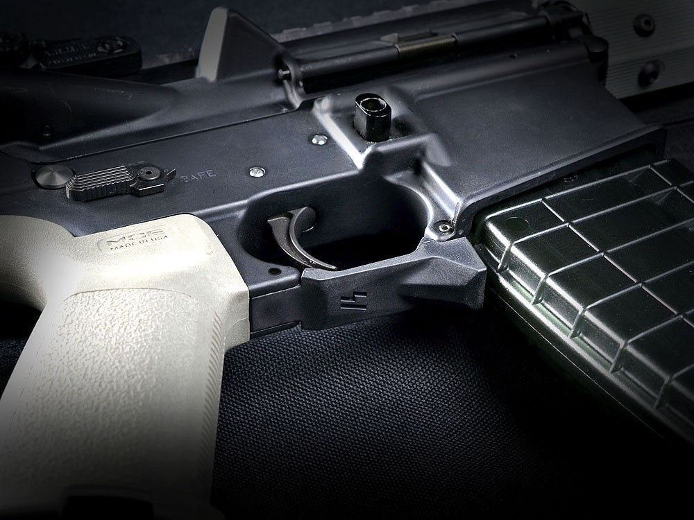 Guardia grilletto Strike Industries Fang Series per AR-15 nera, immagine 3 di 3