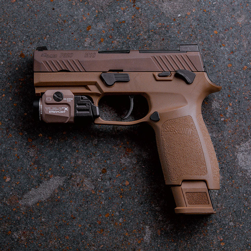 Streamlight TLR-7 X USB colore FDE montata su pistola Sig Sauer P320